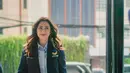 Blazer dari fraksi partainya pun jadi terlihat stylish saat ia padukan dengan kemeja berkerah, long pants, belt, dan handbag-nya. [@nafaurbach].