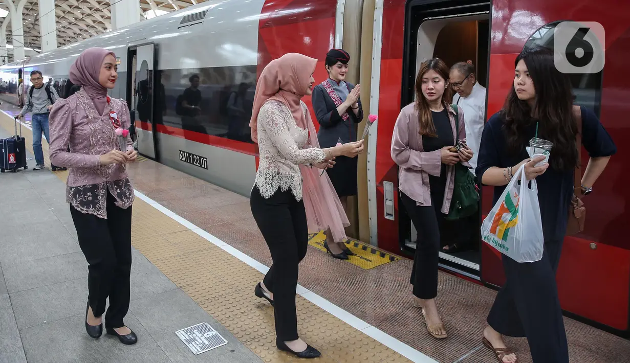 General Manager Corporate Secretary KCIC, Eva Chairunisa, mengatakan semangat Kartini harus terus menjadi inspirasi dalam pelayanan KCIC, khususnya dalam menciptakan ruang yang aman, inklusif, dan setara bagi semua. (Liputan6.com/Angga Yuniar)
