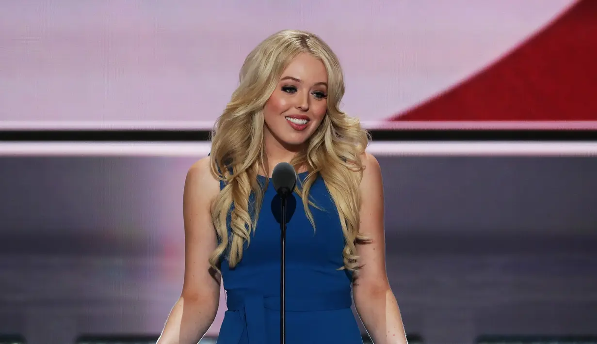 Tiffany Trump, putri dari Donald Trump, berbicara pada acara konvensi nasional partai Republik di Cleveland, Ohio, Selasa (19/7). Gadis berambut pirang itu masih menempuh pendidikan di University of Pennsylvania. (Alex Wong/Getty Images/AFP)
