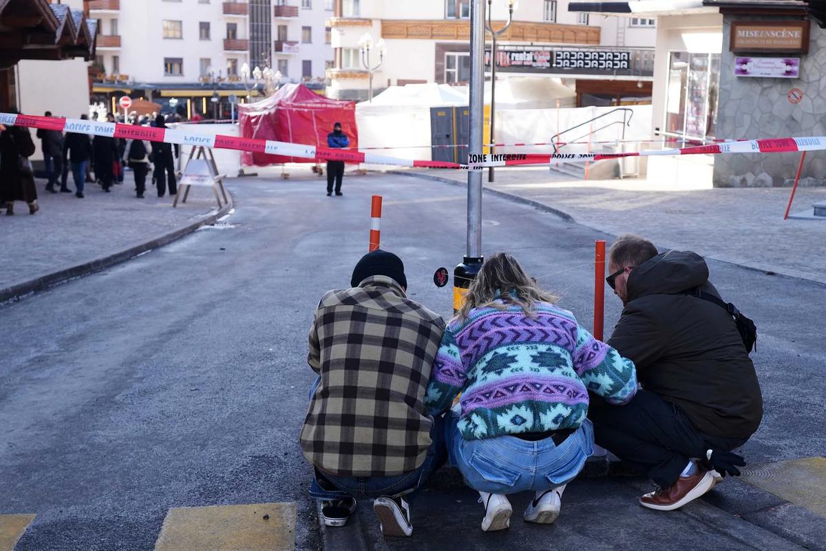 FOTO: Warga Berdoa dan Letakkan Karangan Bunga di Lokasi Kebakaran Crans Montana Swiss