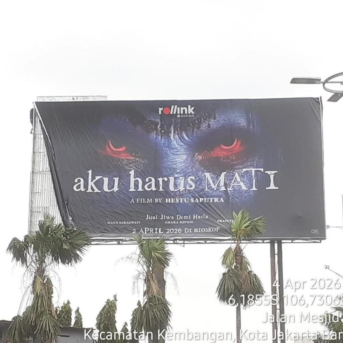 Baliho film horor diturunkan