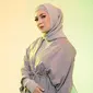 Sejak memutuskan untuk berhijab, si cantik Ratna Galih semakin memukau dan modis dalam berbusana. Gaya hijab yang dikenakannya selalu simple dan kekinian, bahkan menginspirasi para wanita berhijab. (Instagram/ratnagalih)