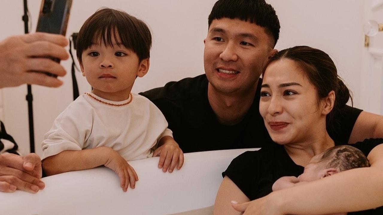 Potret Issa Anak Pertama Nikita Willy & Indra Priawan Tak Henti Cium Sang Adik, Bahagia Banget dan Buat Gemas