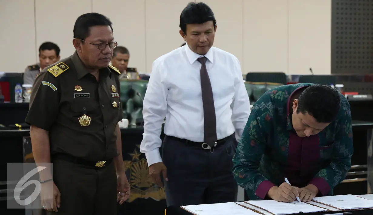 Ketua Bawaslu Muhammad (kanan) menandatangani nota kesepahaman (MoU) bersama Bareskrim Polri dan Kejaksaan Agung di Jakarta, Senin (21/11). MoU ini terkait penindakan pelanggaran pidana dalam Pilkada serentak 2017 mendatang. (Liputan6.com/JohanTallo) 