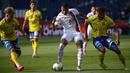 Penyerang PSG, Kylian Mbappe, berebut bola dengan pemain Waasland-Beveren pada laga uji coba di Parc des Princes Stadium, Sabtu (18/7/2020) dini hari WIB. PSG menang telak 7-0 atas Waasland-Beveren. (AFP/Anne-Christine Poujoulat)