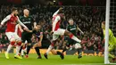 Pemain Arsenal, Danny Welbeck (tengah) mencetak gol untuk timnya ke gawang West Ham dalam lanjutan pertandingan Liga Inggris di Stadion Emirates, Minggu (22/4). Arsenal mampu unggul telak dengan skor 4-1. (AP/Alastair Grant)