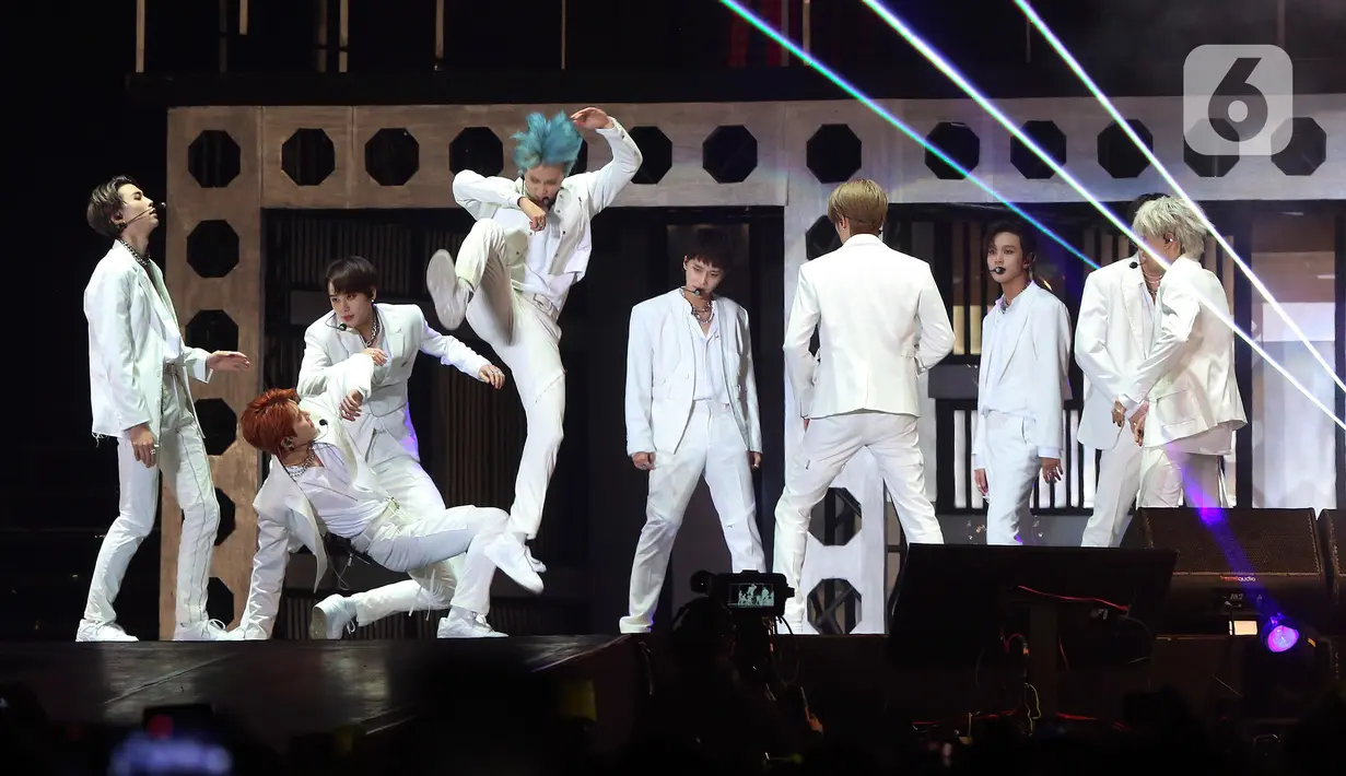 Grup idola K-Pop NCT 127 tampil dalam tur konser dunia kedua bertajuk "NEO City: Jakarta - THE LINK" di ICE BSD City, Tangerang, Banten, Jumat (4/11/2022). Tampil dalam balutan busana serba putih, NCT 127 membawakan sejumlah lagu di antaranya 'Kick It' dan 'Lemonade'. (Liputan6.com/Johan Tallo)