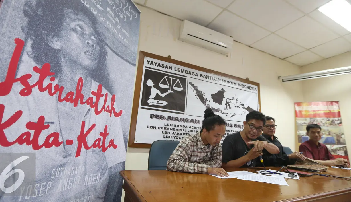 Pembicara yang diantaranya anak dan sahabat Wiji Thukul, Fajar Merah dan Wilson memberikan keterangan dalam konferensi pers dengan tema "Film Wiji Thukul dan Janji Jokowi" di Jakarta, Rabu (25/1).  (Liputan6.com/Faizal Fanani)