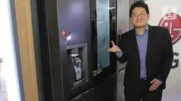 Product Marketing Director of Home Appliance LG Electronics Indonesia menunjukkan Kulkas Premium LG InstaView terbaru saat peluncuran di Jakarta. Lahir dari seri LG InstaView Door-in-Door, memiliki kelengkapan fitur pendukung kesehatan menjadi tawaran utamanya. (Liputan6.com)