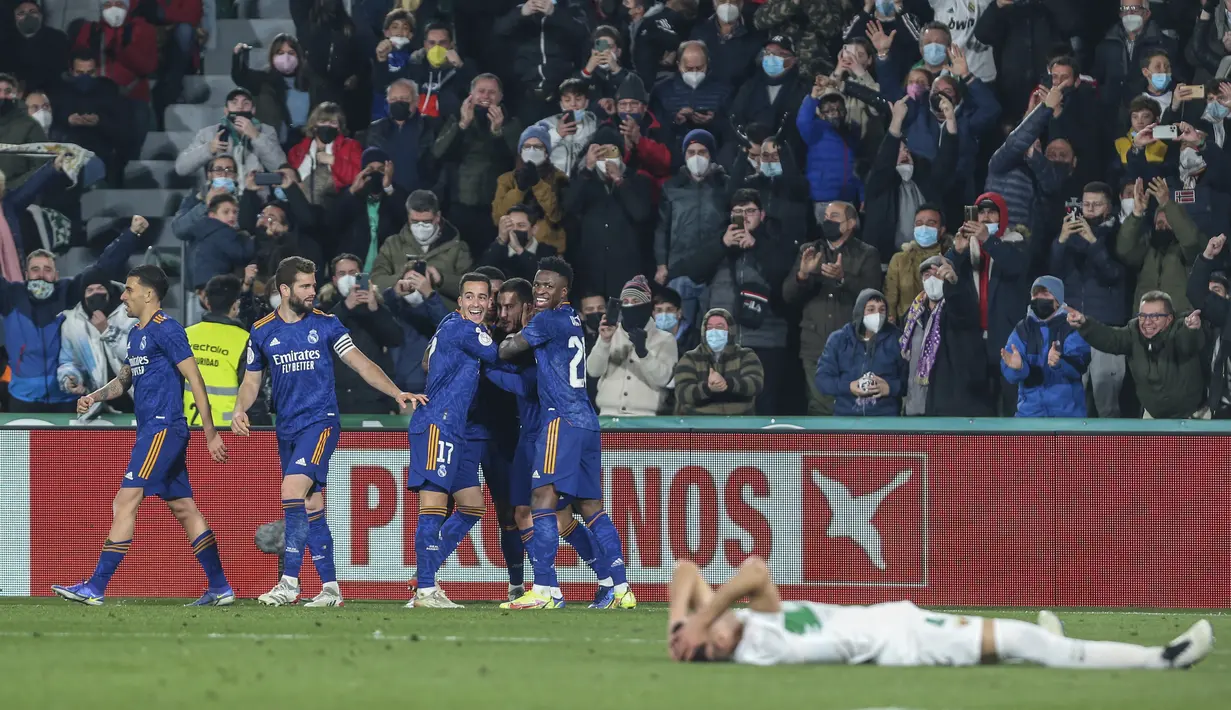 Gelandang Real Madrid, Eden Hazard (ketiga kanan) berselebrasi usai mencetak gol ke gawang Elche selama pertandingan babak 16 besar Copa del Rey di stadion Martinez Valero di Elche, Spanyol, Jumat (21/1/2022). Hasil ini membawa pasukan Carlo Ancelotti lolos ke perempat final. (AP Photo/Alberto Saiz)