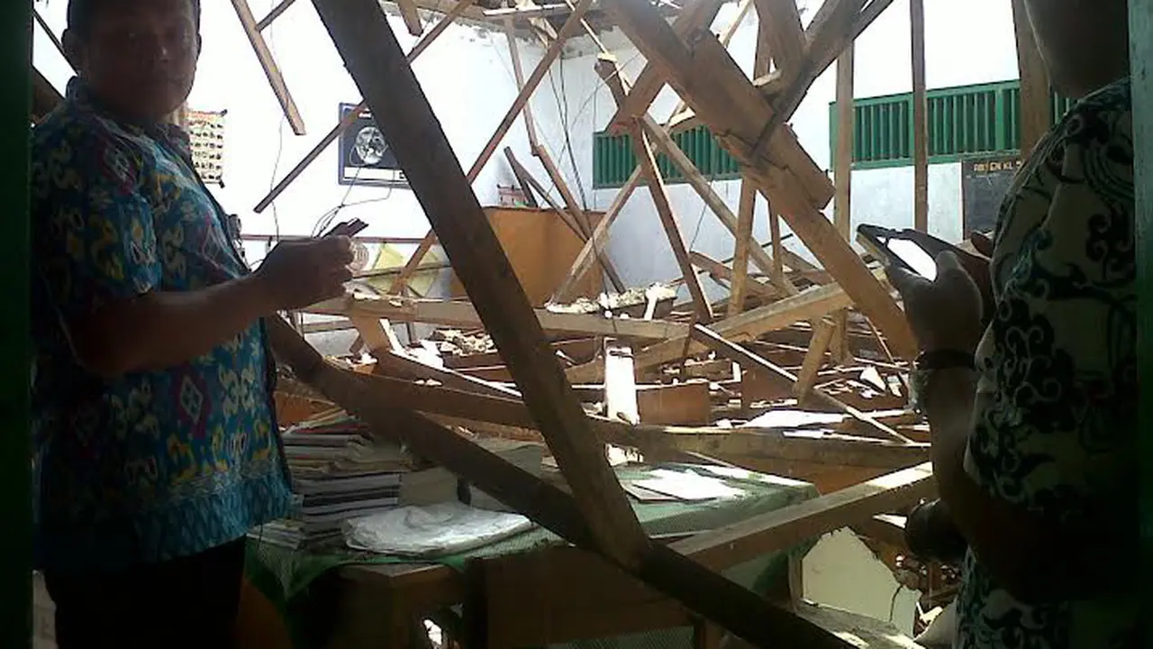 Bangunan Sekolah Ambruk