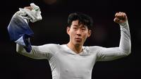 Striker Tottenham, Son Heung-Min, merayakan kemenangan atas Arsenal pada laga perempat final Piala Liga di Stadion Emirates, London, Rabu (19/12). Arsenal kalah 0-2 dari Tottenham. (AFP/Ben Stansall)