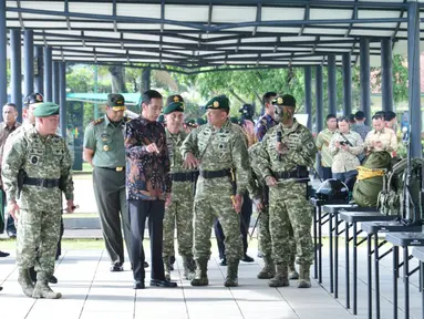 Presiden Joko Widodo berbincang dengan Panglima TNI, Gatot Nurmantyo saat mengunjungi Markas Divisi Infanteri 1 Kostrad, Jawa Barat, Rabu (16/11). Kunjungan ini adalah bagian dari rangkaian yang sudah dilakukan Presiden pada pekan lalu. (DOK. PENKOSTRAD)