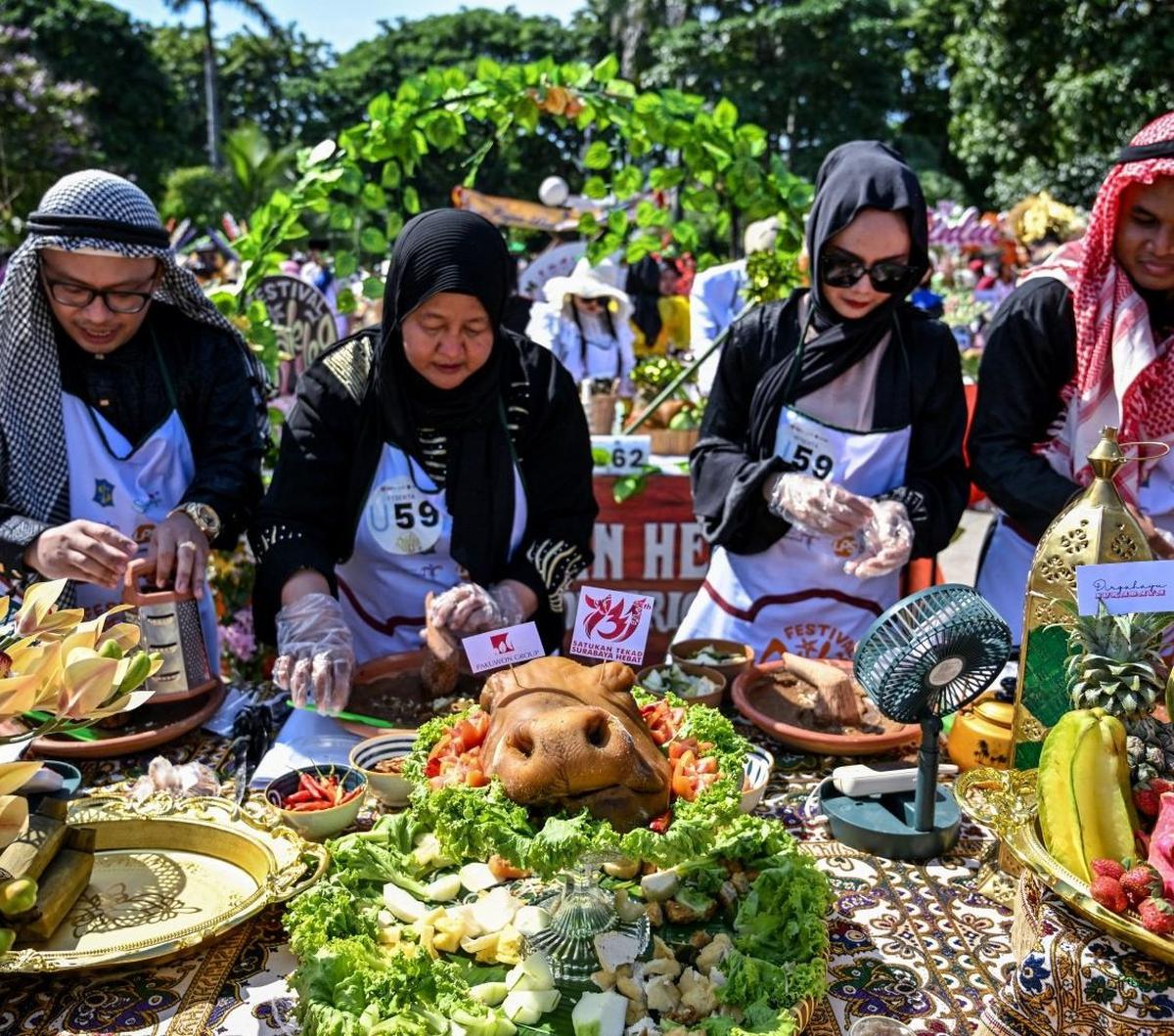 Seluruh peserta festival ini menyajikan rujak cingur dengan porsi yang lebih banyak dibandingkan tahun-tahun sebelumnya. Foto: JUNI KRISWANTO / AFP<br>