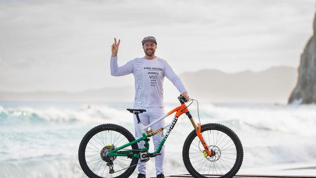 Dan Wolfe dan timnya di ajang Trophy of Nations, bagian dari rangkaian Enduro World Series 2022. (Foto: Dok. Koleksi Pribadi Polygon Indonesia)