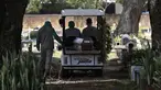 Petugas mengangkut peti jenazah Jose Valdelirio yang diyakini meninggal akibat virus corona di pemakaman Campo da Esperanca di Taguatinga, Brasilia, Brasil, Rabu (3/3/2021). Brasil pada Selasa (2/3) mencatat rekor tertinggi dengan 1.641 kematian akibat Covid-19 dalam 24 jam. (AP Photo/Eraldo Peres)
