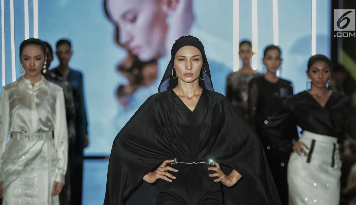 Model mengenakan busana desainer Araida dari Rusia dalam Jakarta Modest Fashion Week di Gandaria City, Jakarta, Kamis (26/7). Indonesia turut serta ambil bagian yang diikuti oleh 26 desainer. (Liputan6.com/Faizal Fanani)