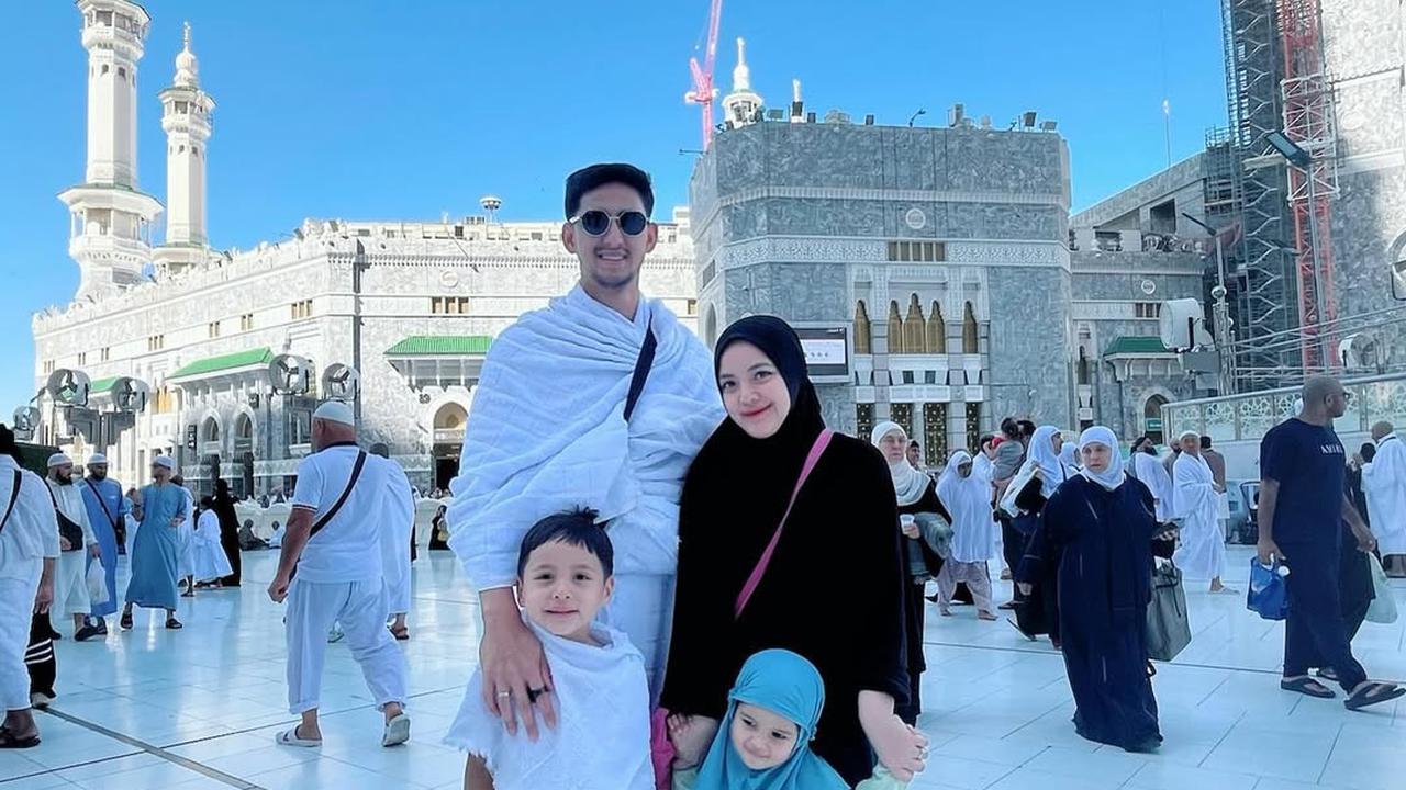 Potret Tasya Kamila Isi Liburan Akhir Tahun dengan Umrah Sekeluarga, Ajak 2 Anaknya Sekaligus