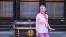 <p>Liburan di Tokyo, Jepang, Syahrini memancarkan pesona cantiknya dalam balutan busana stylish. Pelantun lagu 'Sesuatu' ini memberikan vibe ala cewek kue dengan balutan hijab, cardigan, celana, dan tas warna pink. (Instagram/princessyahrini)</p>