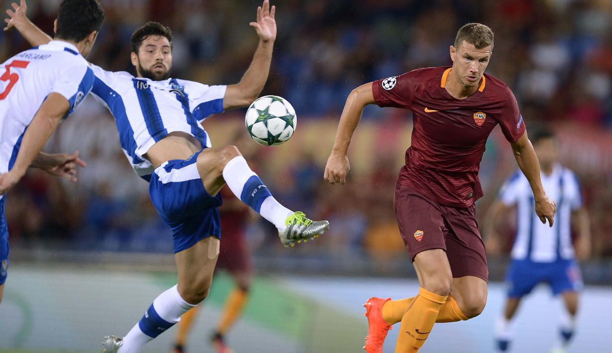 Pemain AS Roma, Edin Dzeko (kanan) berebut bola dengan pemain FC Porto Danilo pada leg 2 babak play off Liga Champions  di Olympic Stadium, Rome (24/8/2016) dini hari WIB. (AFP/Filippo Monteforte)