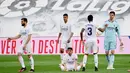 Para pemain Real Madrid tampak lesu meski berhasil menaklukkan Villarreal pada laga Liga Spanyol di Stadion Alfredo di Stefano, Sabtu (22/5/2021). Real Madrid menang dengan skor 2-1. (AFP/Javier Soriano)