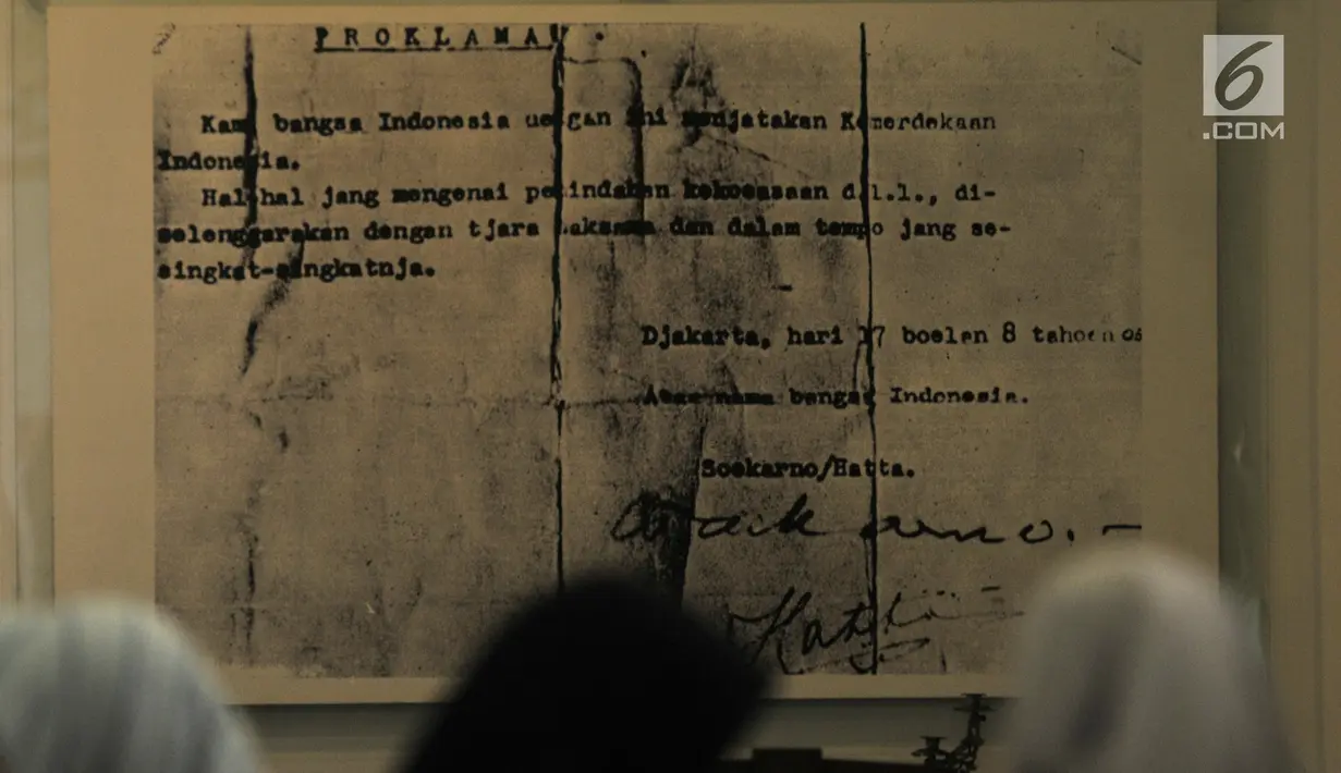 Pengunjung melintasi replika Naskah Proklamasi di Museum Perumusan Naskah Proklamasi, Jakarta, Minggu (18/8/2019). Museum ini  menjadi tempat perumusan naskah Proklamasi Kemerdekaan RI. (merdeka.com/Iqbal S. Nugroho)