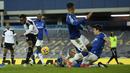 Gelandang Fulham, Ademola Lookman (kiri) melepaskan tendangan yang berusaha dibendung bek Everton dalam laga lanjutan Liga Inggris 2020/21 pekan ke-24 di Goodison Park, Liverpool, Minggu (14/2/2021). Fulham menang 2-0 atas Everton. (AP/Oli Scarff/Pool)