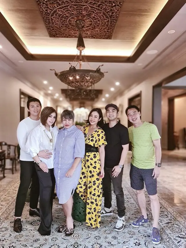 6 Potret Rambut Baru Syahrini, Dibilang Mirip Barbie Kumalasari