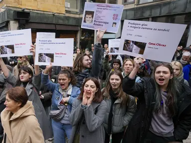 Para mahasiswa meneriakkan slogan-slogan dalam aksi protes mahasiswa di Beograd, Serbia, Rabu, 27 Desember 2023. (AP Photo/Darko Vojinovic)