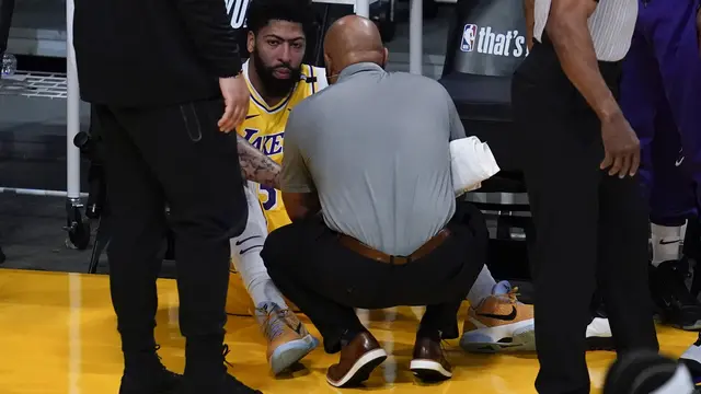 Forward Los Angeles Lakers, Anthony Davis, kembali mengalami cedera ketika kalah dari Phoenix Suns pada babak play-off NBA di Staples Center, Jumat (4/6/2021).