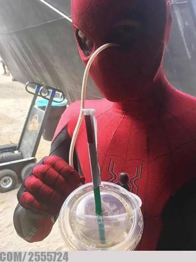 6 Cara Minum Ini Anti-mainstream Banget, Bikin Heran