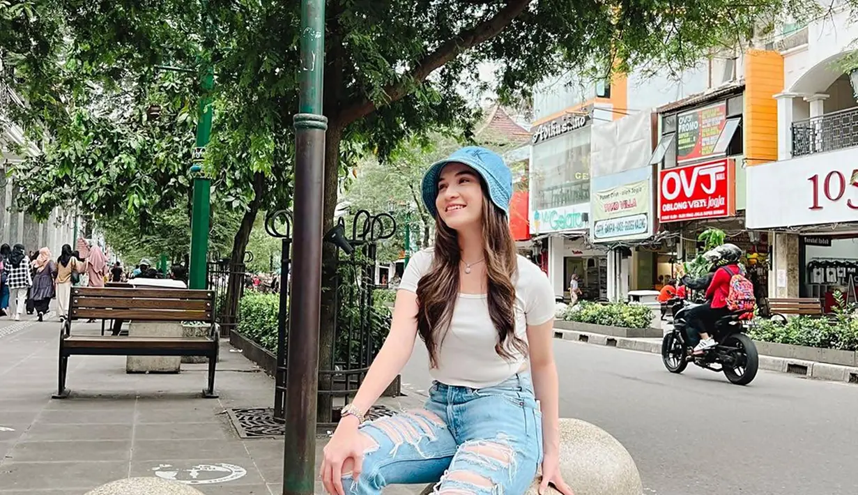 Beberapa bulan belakangan ini Elina Joerg bersama banyak menikmati momen liburan. Mulai dari liburan ke Bali, Bangkok, Thailand, hingga ke Korea Selatan. Dalam liburannya ini ia pun tidak sendiri, melainkan ditemani oleh sahabatnya, yaitu Natasha Wilona. Selain itu sang kekasih pun turut menemani dalam beberapa kali momen liburannya ini.  (Liputan6.com/IG/@elinaaaaajoerg)