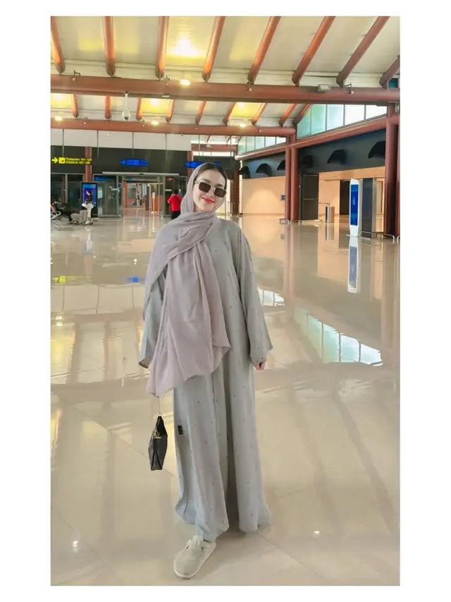 Model Gamis Ayu Ting Ting saat Antar Orang Tua Berangkat Umroh, Simpel Cocok untuk Sehari-hari