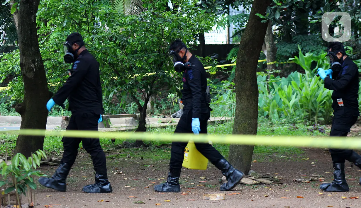 Tim Kimia Biologi dan Radioaktif (KBR) Gegana Polri seusai mengambil sampel tanah yang terpapar radioaktif di Perumahan Batan Indah, Tangerang Selatan, Sabtu (15/2/2020). Sebuah area tanah kosong di Perumahan Batan Indah, terpapar radioaktif jenis Cesium-137. (merdeka.com/Magang/Muhammad Fayyadh)