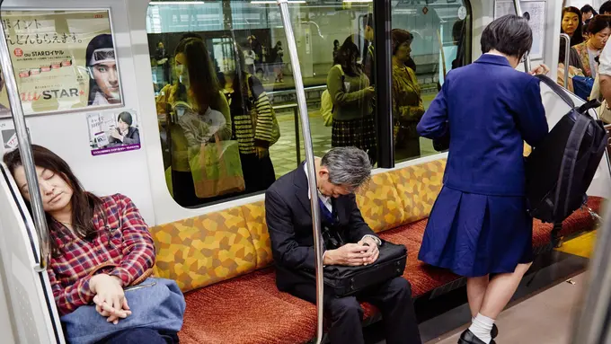 [Bintang] Ini Cerita Pria yang Ditangkap karena Mencium Wanita di Kereta