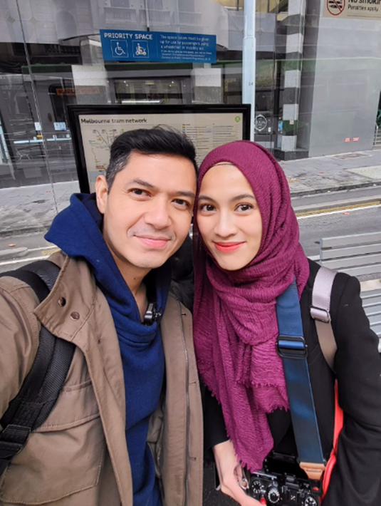 Tahun 2009 kunjungi Australia sendiri demi pendidikan, tahun 2023 Alyssa datang lagi ke negeri Kangguru bersama keluarga kecilnya. Menikah tahun 2014, rumah tangga Alyssa Soebandono dan Dude Harlino langgeng selama 9 tahun pernikahan. Jauh dari gosip tak sedap dan selalu tampil sederhana di berbagai momen, pasangan yang terpaut usia 11 tahun ini didoakan selalu harmonis. (Liputan6.com/IG/@ichasoebandono)