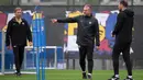 Pelatih Barcelona, Hansi Flick meminta timnya belajar dari kesalahan dan kembali ke jalur kemenangan. (Josep LAGO/AFP)