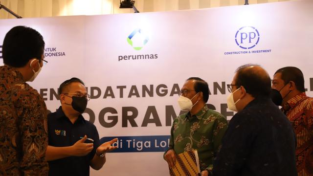 Penandatanganan penyelesaian hunian Program Sejuta Rumah di tiga lokasi Hunian TOD Perum Perumnas. Foto: Perumnas