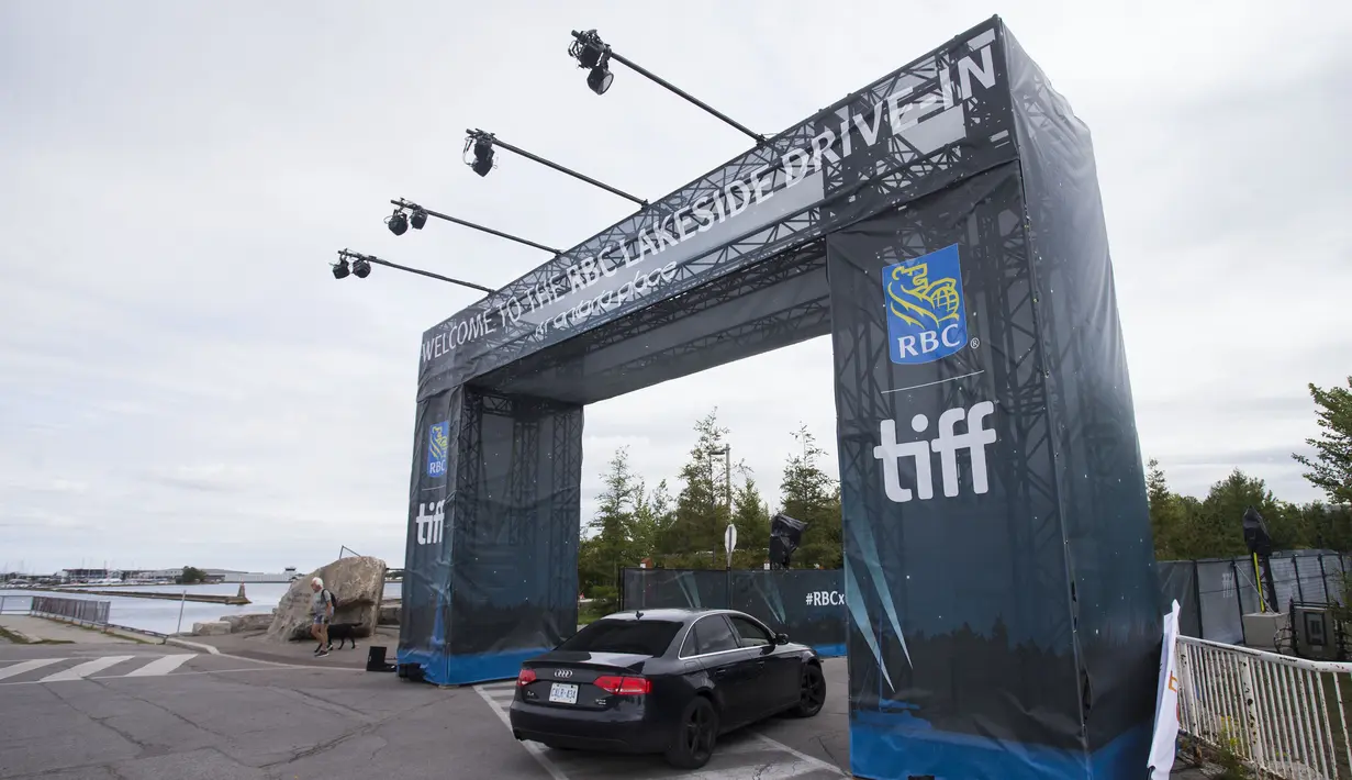 Sebuah mobil memasuki lokasi drive-in dalam ajang Toronto International Film Festival (TIFF) 2020 di Toronto, Kanada, 10 September 2020. TIFF 2020 akan menyajikan 50 film feature baru, lima program film pendek, serta bincang-bincang interaktif. (Xinhua/Zou Zheng)