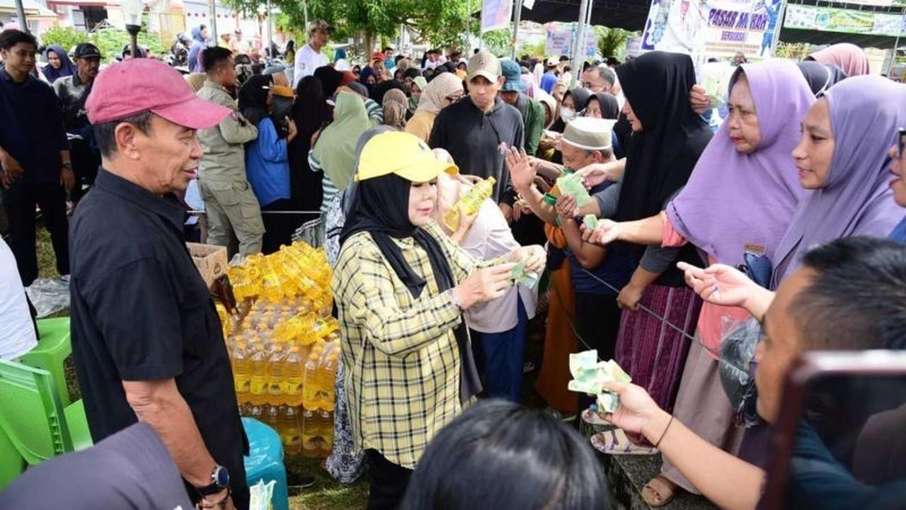 Wagub Gorontalo Idah Syahidah Layani Langsung Warga di Pasar Murah Gorontalo, Jaga Stabilitas Harga Pangan