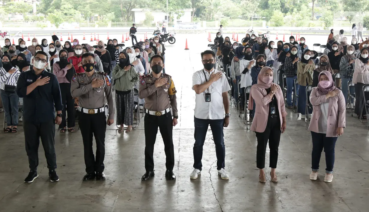 Direktur Utama PT Mitra Utama Madani atau PT MUM, Gung Panggodo (ketiga kanan), Kasat Lantas Polresta Bandung, Kompol Rislam Harfia (ketiga kiri), berfoto bersama dengan AO Mekaar PNM dalam acara Pelatihan Safety Riding di Bandung Jawa Barat (5/03/2022). (Liputan6.com/HO/PNM)