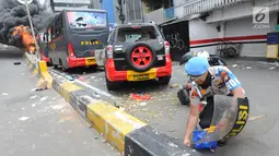 Warga, Polisi dan TNI mengambil peluru setelah kendaraan Polisi terbakar di Jalan Brigjen Katamso, Slipi, Jakarta, Rabu (22/5/2019). Belum diketahui penyebab terbakarnya dua bus yang terparkir bersama bus polisi lainnya dilokasi tersebut. (merdeka.com/Arie Basuki)
