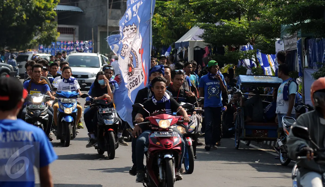Suporter Persib bermotor menuju Stadion Galuh Ciamis, Minggu (10/4/2016). Persib Bandung akan melakoni laga persahabatan segitiga melawan PSGC Ciamis di Stadion Galuh. (Liputan6.com/Helmi Fithriansyah)