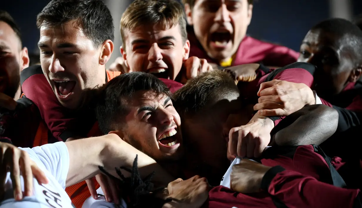 Para Pemain AC Milan berselebrasi usai mengalahkan Atalanta pada pertandingan lanjutan Liga Serie A Italia di stadion Atleti Azzurri d'Italia di Bergamo, Senin (24/5/2021). AC Milan menang atas Atalanta 2-0 berkat dua gol penalti Franck Kessie. (AFP/Marco Bertorello)