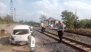 Mobil Antar Anak Sekolah Ditabrak Kereta, 2 Pelajar Tewas