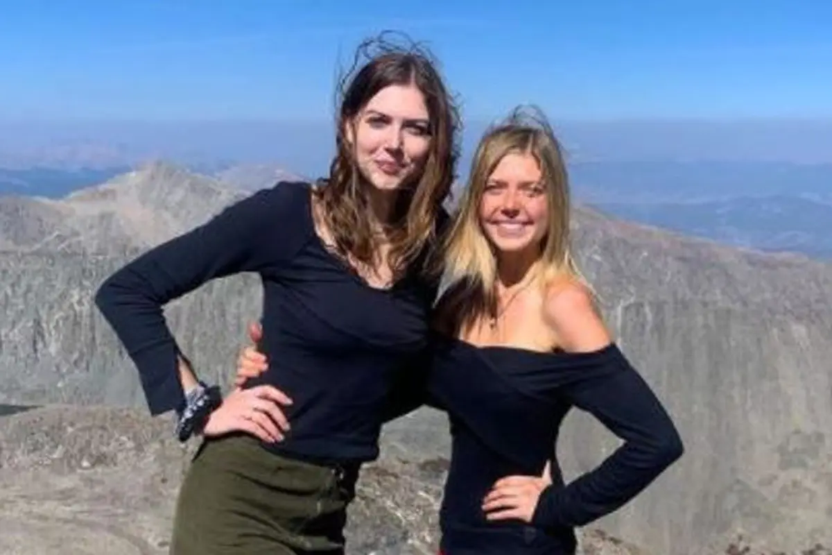 Pendaki Wanita Pakai Gaun dan High Heels Saat Naik Gunung