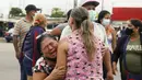 Kerabat narapidana menangis di luar penjara Centro de Privación de Libertad Zona 8 tempat kerusuhan meletus di Guayaquil, Ekuador (23/2/2021). (AP Photo/Angel Dejesus)