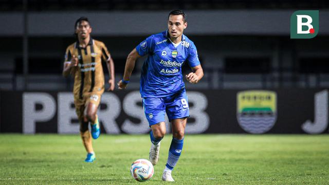 Foto: Ezra Walian Bangkit, Cetak Gol Indah dan Buat Persib Bandung Terhindar dari Kekalahan