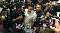 Wakil Gubernur DKI Jakarta Sandiaga Uno menjawab pertanyaan wartawan saat tiba di Polda Metro Jaya, Jakarta, Selasa (30/1). Sebelumnya, Sandi juga pernah diperiksa terkait jual beli tanah dengan tersangka Andreas Tjahjadi. (Liputan6.com/Immanuel Antonius)