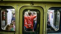 Suporter Timnas Swiss saat di dalam metro di Moskow saat Piala Dunia 2018. (AFP/Mladen Antonov)